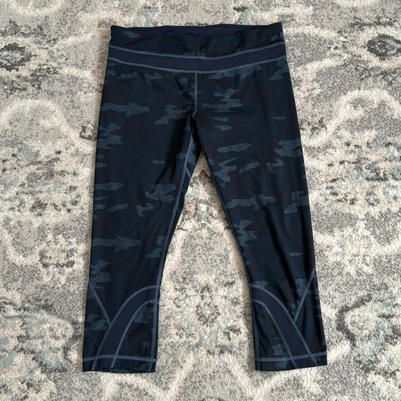 Lululemon Blue Camo Crops - Picture 1 of 12